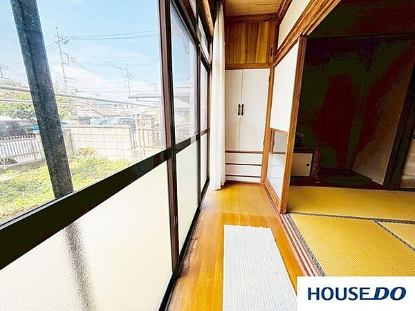 南向きの大きな窓に面した広縁は、日当たり・通気性ともに良好。和室との間仕切りを閉めれば断熱効果も高まり、一年中快適に過ごせる魅力的な空間です。