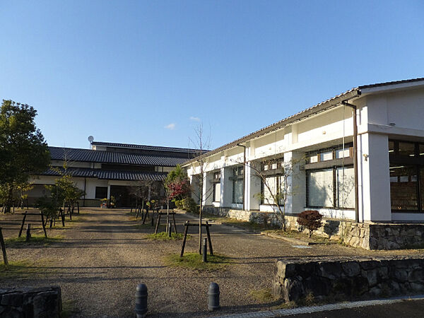 図書館「近江八幡市立安土図書館まで1098m」