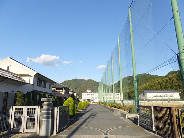 中学校「近江八幡市立安土中学校まで1563m」