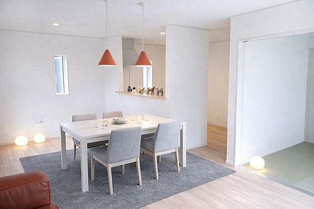 この画像は同仕様の室内に家具をCGで配置したイメージです