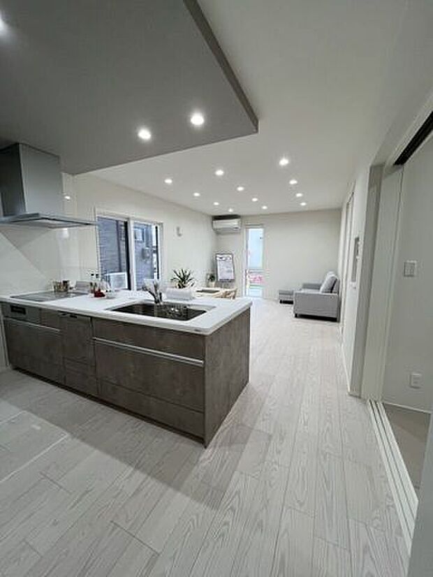 折り下げ天井のツートンカラーがアクセント。ダウンライトで落ち着いたリビングを演出しています。