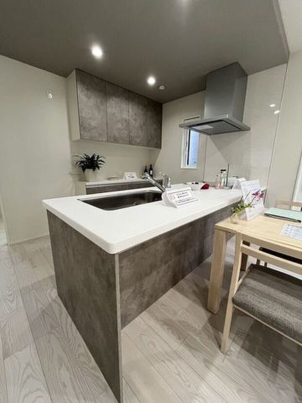 システムキッチンはクリナップのステディア インテリアと馴染む家具のようなキッチンです。