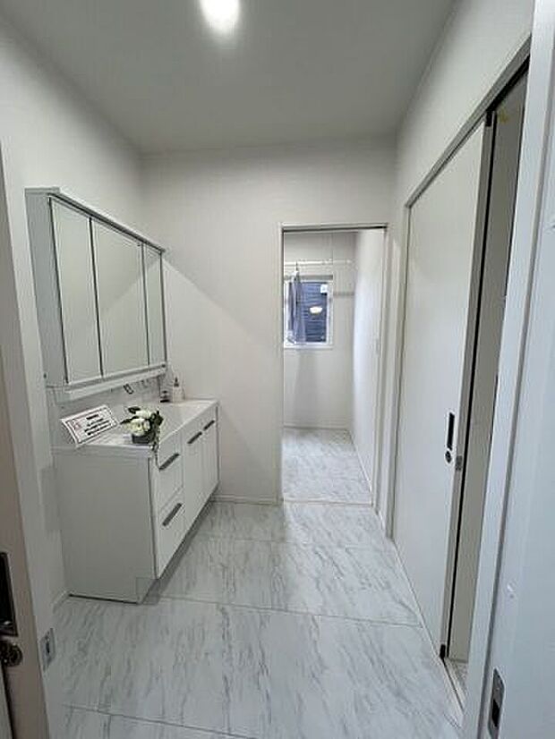 リクシルのキレイアップ水栓とカウンター。お手入れがらくらくです。