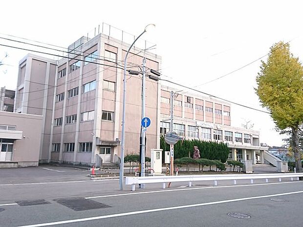秋田市立秋田南中学校 950m
