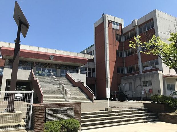 秋田市立泉中学校 950m