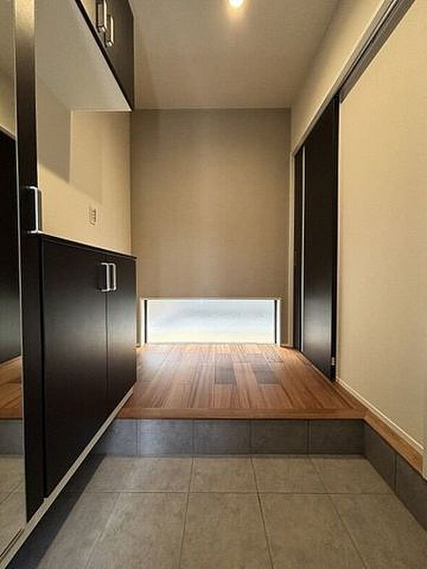 収納力に優れたシューズボックスには、季節のお花や思い出の写真を飾ることができるスペース付き♪