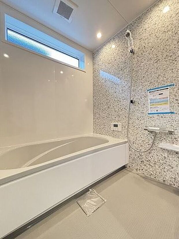 手足を伸ばしてゆったりと入ることのできる大きなバスタブ♪肩までしっかりと浸かれば心身ともにリラックス♪