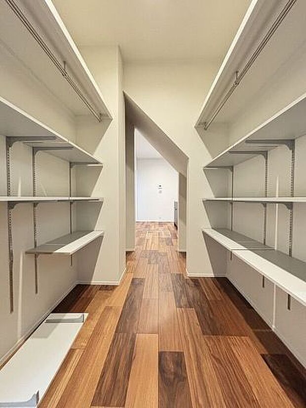 キッチンから繋がるWICは棚付きで便利♪2階まで運ぶ必要なく収納できて家事の負担を軽減できます！