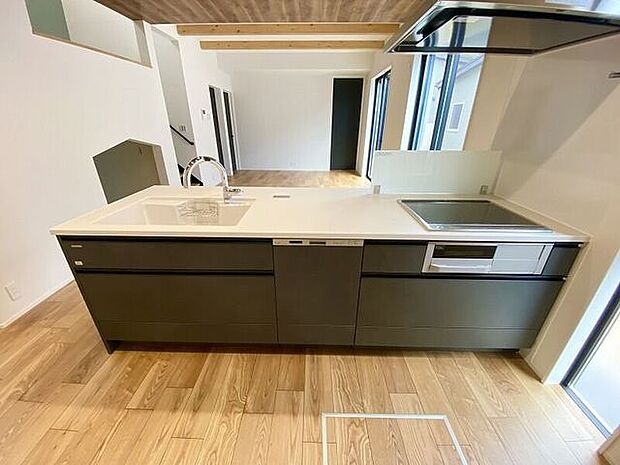 大きな鍋も楽に洗える大きなシンク♪余裕のある広いワークトップ♪大容量収納スペース♪調理の負担を軽減するキッチン！