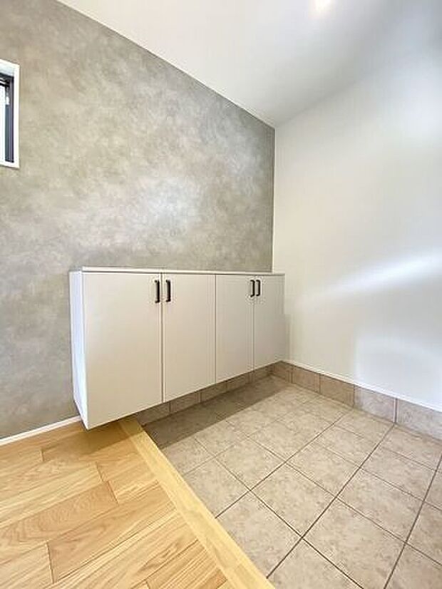 窓から光の入る明るい玄関で、家族やお客様をお迎えできます。