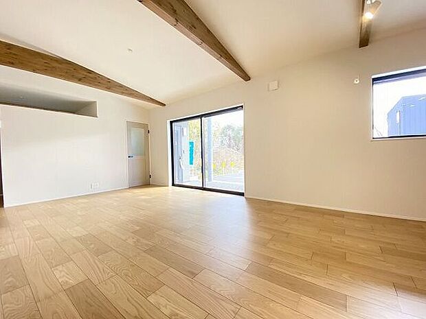 大きな窓から採光もしっかり取り入れられ、ご家族がゆっくりくつろぐ事ができる明るい温かみのあるリビング♪