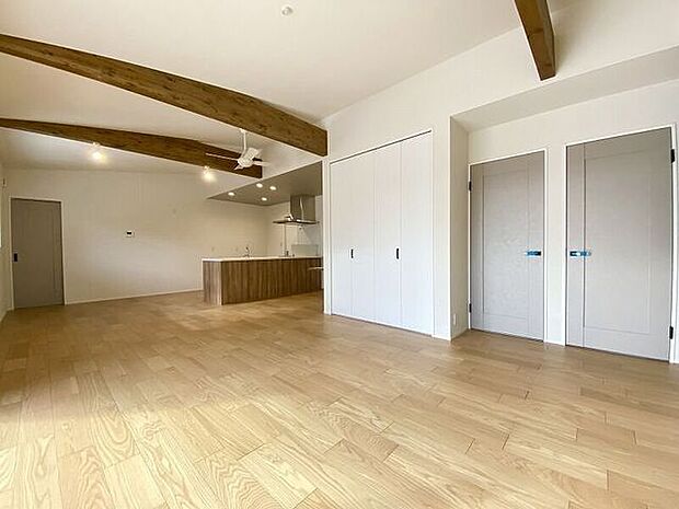 キッチンとリビングダイニングを隔てるものがなく広々としたリビング！ご家族とのコミュニケーションもとりやすくなっています。