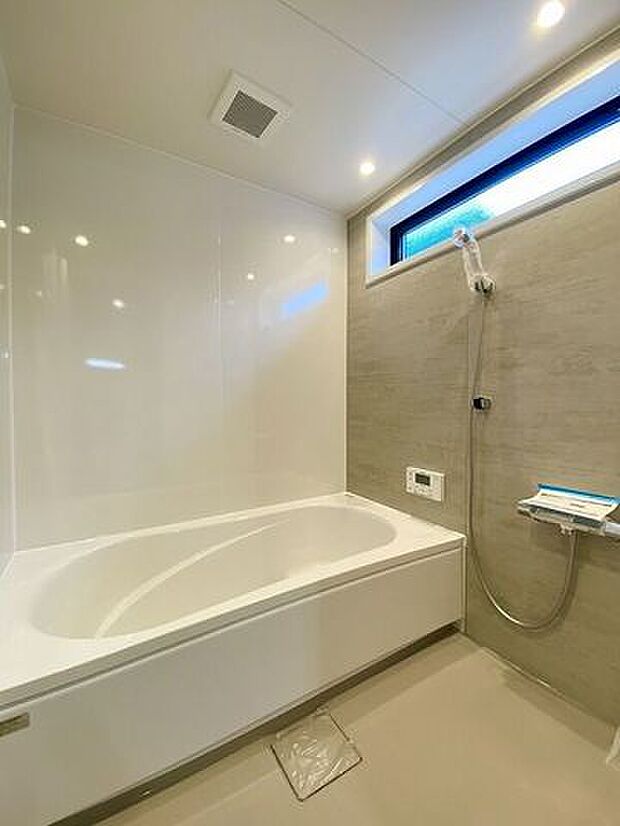 手足を伸ばしてゆったりと入ることのできる大きなバスタブ♪肩までしっかりと浸かれば心身ともにリラックス♪