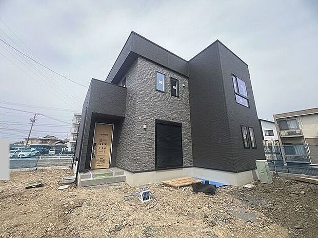 完成前の物件に限り、カラー選択やオプション工事 などのサービス特典が受けられる場合がございます。詳しくお知りになりたい方はお気軽にお問合せください。