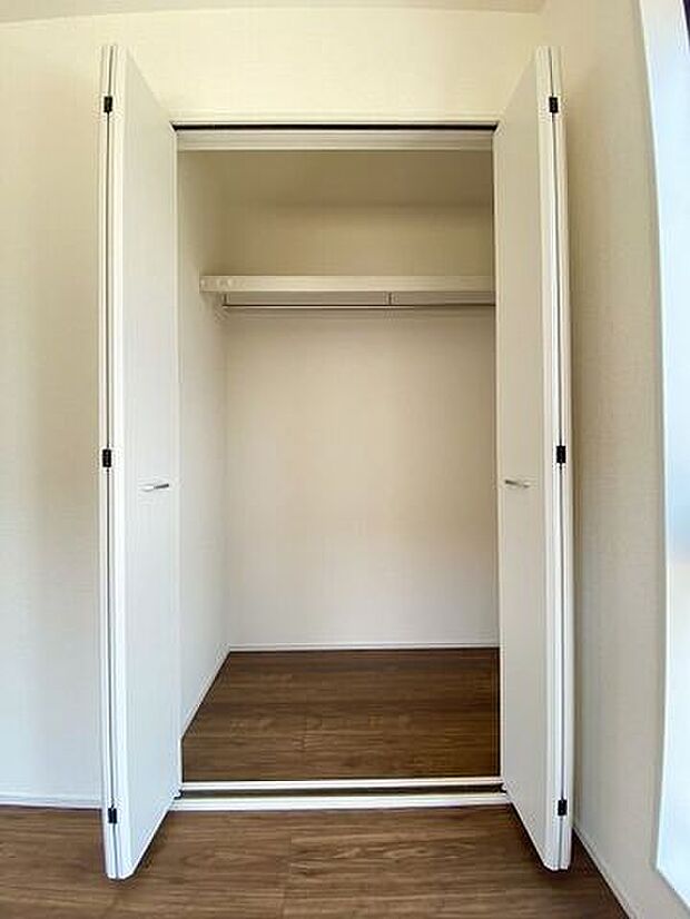 1階にある収納は来客用の座布団やお昼寝用のお布団やリビングで使うものなど、何でもたくさんしまっておくことができ、あると大変重宝します。