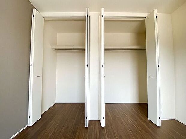 居室にそれぞれクローゼットが設けられていますので、お部屋はすっきり片付き、本来の広さでお使いいただけます。整然としたお部屋で過ごすのは気持ちがいいものですね。