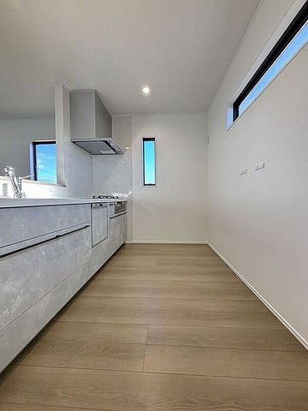 ゆとりのサイズを確保し、ひとりだけでなくお子様や旦那様と一緒にキッチンに立つのに快適なスペース♪