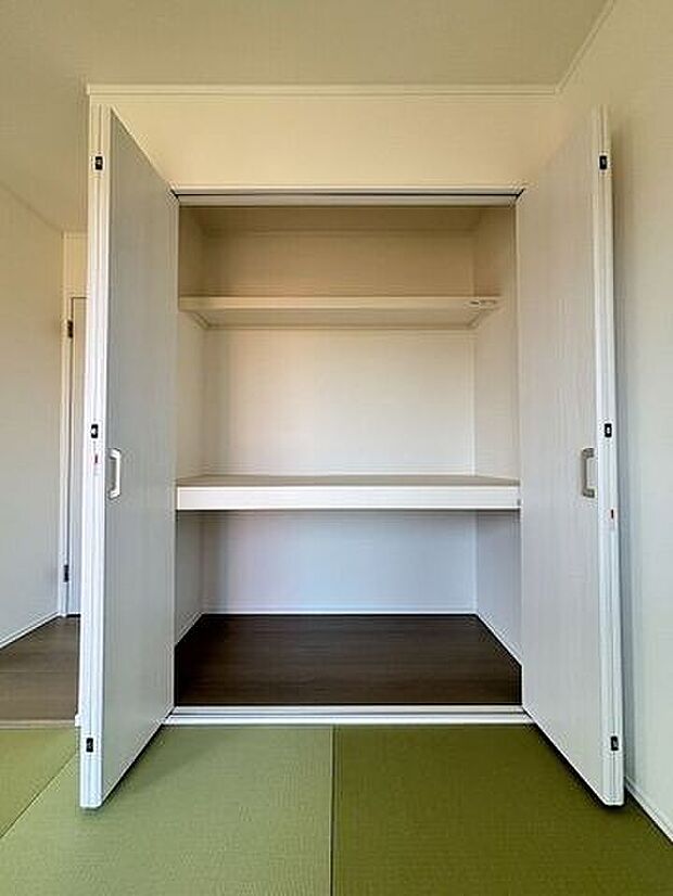 和室にある収納スペースは来客用の座布団やお昼寝用のお布団、リビングで使うものなど収納ができ大変重宝!