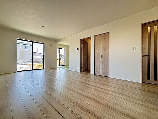 大きな窓から採光もしっかり取り入れられ、ご家族がゆっくりくつろぐ事ができる明るい温かみのあるリビング♪