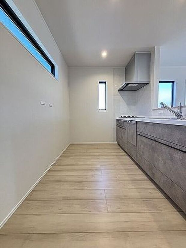 ゆとりのサイズを確保し、ひとりだけでなくお子様や旦那様と一緒にキッチンに立つのに快適なスペース♪