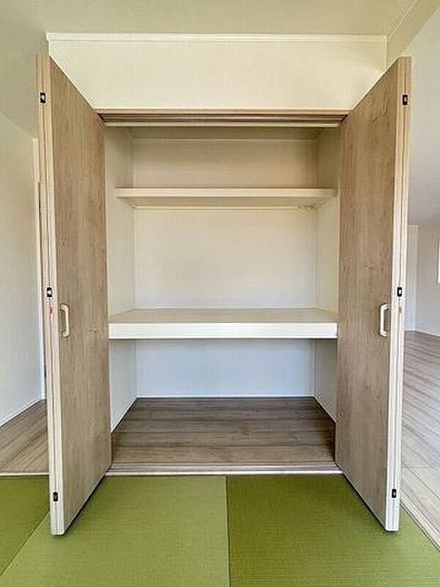 和室にある収納スペースは来客用の座布団やお昼寝用のお布団、リビングで使うものなど収納ができ大変重宝!