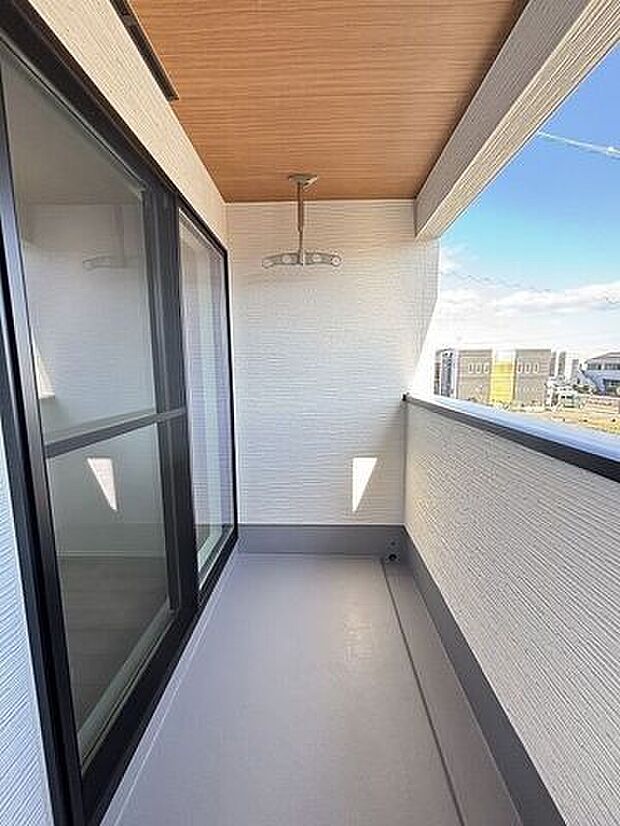 晴れた日には洗濯物はもちろん、お布団もしっかり干せますね。