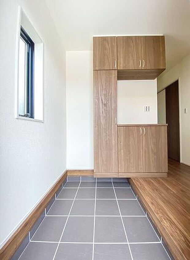 天井まであるシューズボックスは、ご家族全員分の履物を収納できるほどの大容量です。