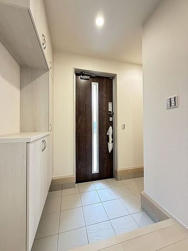 収納力に優れたシューズボックスには、季節のお花や思い出の写真を飾ることができるスペース付き♪