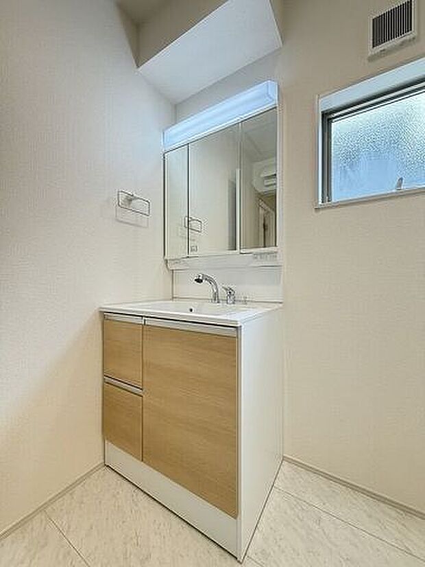 お掃除しやすく清潔感のある洗面台です。女性には嬉しい三面鏡が設置され、朝の忙しい身支度も快適にできますね。収納ケ所も多く、スッキリと使用できます。