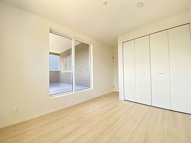 バルコニーに出られる大きな窓がある明るいお部屋です。