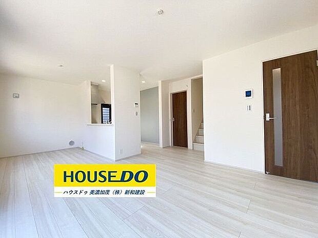 広々としたリビングはキッチンとリビングダイニングを隔てるものがなく、ご家族とのコミュニケーションもとりやすくなっています。