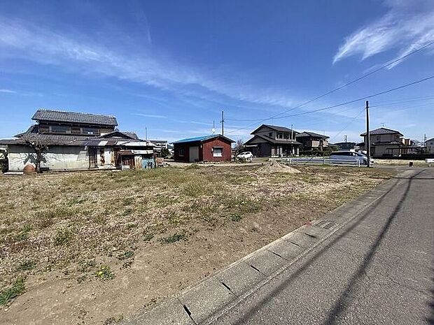 完成前の物件に限り、カラー選択やオプション工事 などのサービス特典が受けられる場合がございます。詳しくお知りになりたい方はお気軽にお問合せください。