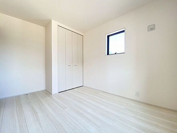 LDKを通らずとも入ることのできるこのお部屋は、ご家族の居室としてだけでなく、客間としてもお使い頂ける便利な空間。