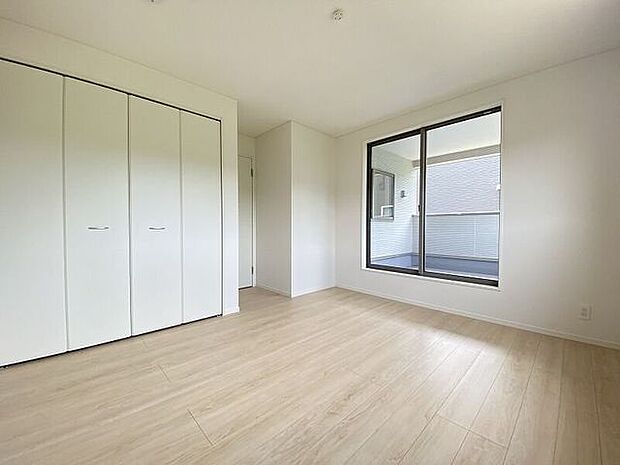 バルコニーに出られる大きな窓がある明るいお部屋です。