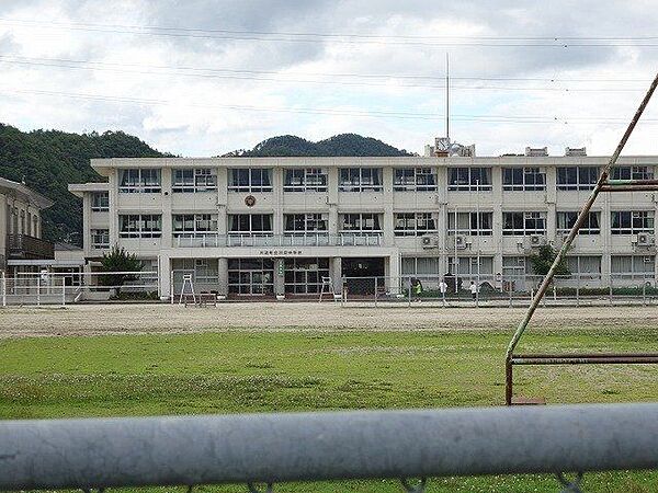 川辺町立川辺中学校 930m