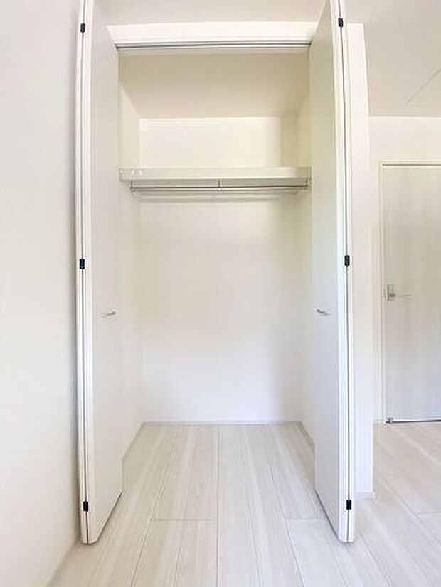 居室にそれぞれクローゼットが設けられていますので、お部屋はすっきり片付き、本来の広さでお使いいただけます。整然としたお部屋で過ごすのは気持ちがいいものですね。