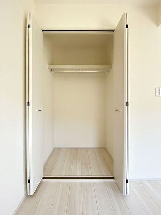 1階にある収納は来客用の座布団やお昼寝用のお布団やリビングで使うものなど、何でもたくさんしまっておくことができ、あると大変重宝します。