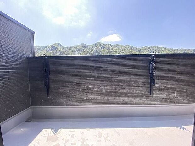南向きのバルコニー♪太陽の光いっぱい浴びた洗濯物が気持ちがいいですね。