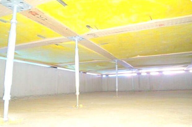 建物の床を支える床束と呼ばれる支持材に、サビやシロアリを寄せ付けない鋼製の床束を採用。安心の強度で頑丈な構造を支え、長期間の使用でも腐らず、メンテナンス性にも優れた素材です。