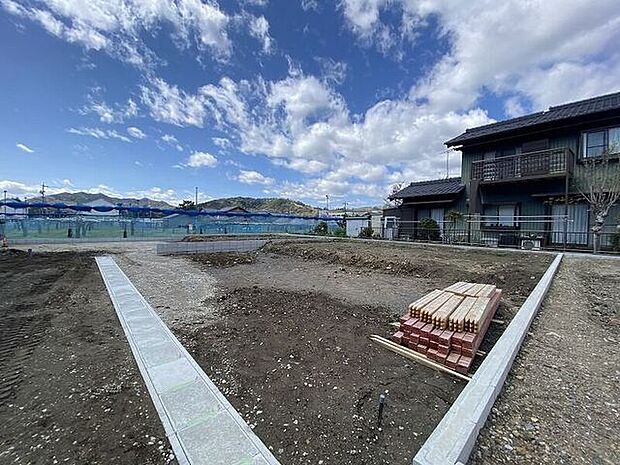 完成前の物件に限り、カラー選択やオプション工事 などのサービス特典が受けられる場合がございます。詳しくお知りになりたい方はお気軽にお問合せください。