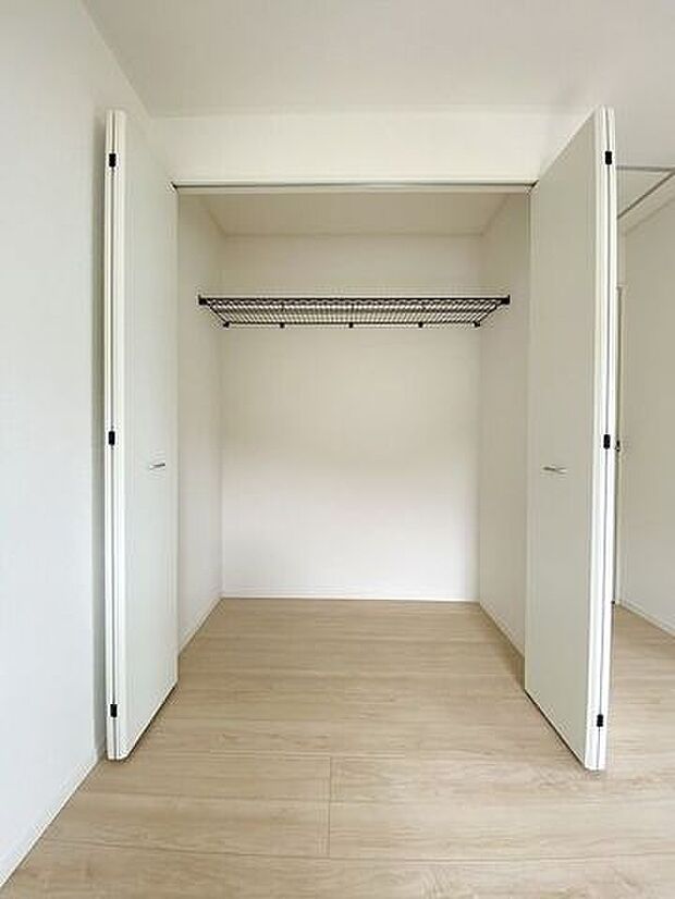 居室にそれぞれクローゼットが設けられていますので、お部屋はすっきり片付き、本来の広さでお使いいただけます。整然としたお部屋で過ごすのは気持ちがいいものですね。