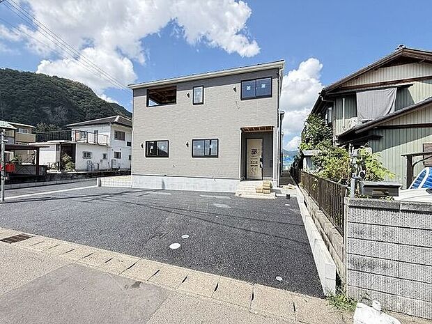 完成前の物件に限り、カラー選択やオプション工事 などのサービス特典が受けられる場合がございます。詳しくお知りになりたい方はお気軽にお問合せください。
