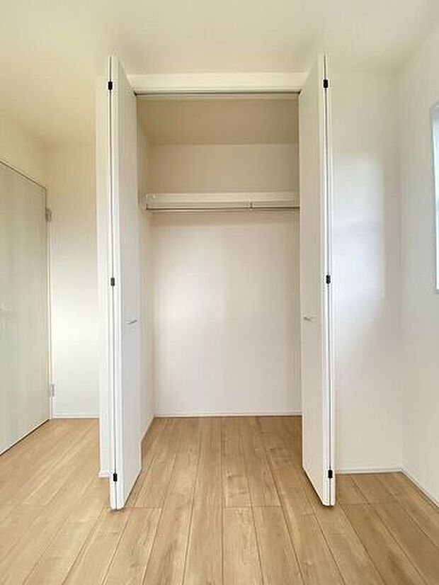 居室にそれぞれクローゼットが設けられていますので、お部屋はすっきり片付き、本来の広さでお使いいただけます。整然としたお部屋で過ごすのは気持ちがいいものですね。