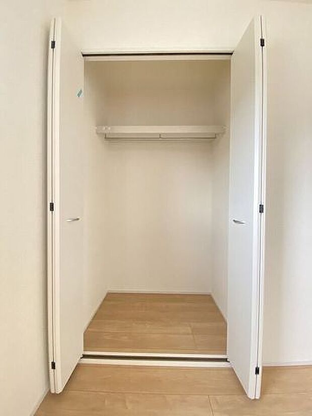 1階にある収納は来客用の座布団やお昼寝用のお布団やリビングで使うものなど、何でもたくさんしまっておくことができ、あると大変重宝します。