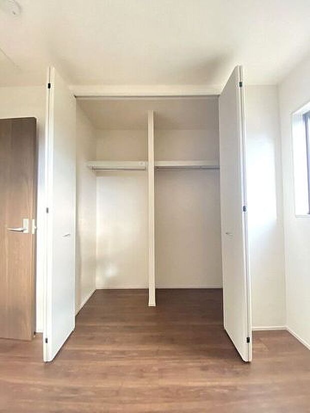 居室にそれぞれクローゼットが設けられていますので、お部屋はすっきり片付き、本来の広さでお使いいただけます。整然としたお部屋で過ごすのは気持ちがいいものですね。