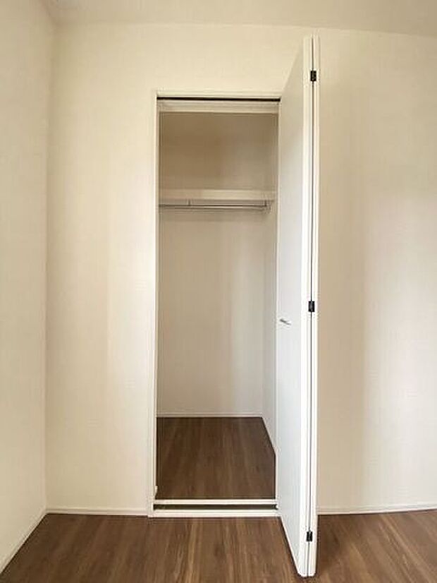 1階にある収納は来客用の座布団やお昼寝用のお布団やリビングで使うものなど、何でもたくさんしまっておくことができ、あると大変重宝します。