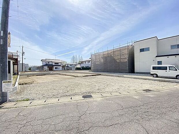 完成前の物件に限り、カラー選択やオプション工事 などのサービス特典が受けられる場合がございます。詳しくお知りになりたい方はお気軽にお問合せください。