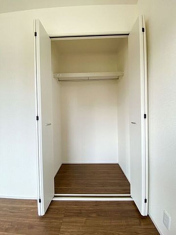 1階にある収納は来客用の座布団やお昼寝用のお布団やリビングで使うものなど、何でもたくさんしまっておくことができ、あると大変重宝します。