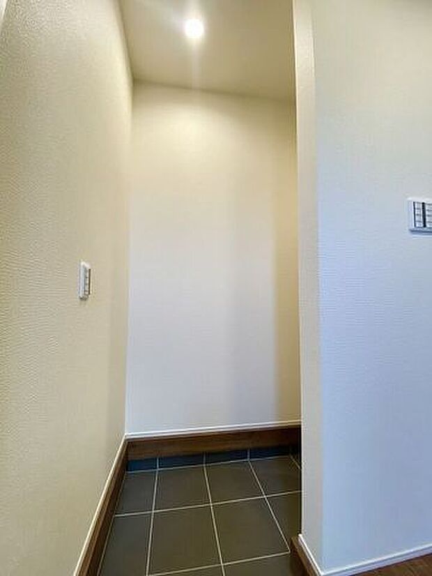 シューズinクローゼットには、靴の他にも外出時に必要な物が収納できて便利です♪
