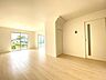 リビング/ダイニング：南側からたっぷりの陽が差し込む明るい空間は居心地が良く、ご家族が集まるくつろぎスペース♪